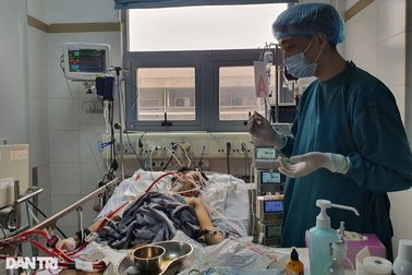 Cha nghèo khẩn cầu cơ hội sống cho con trai mắc viêm cơ tim