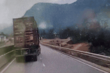 Tài xế "đánh võng" xe container trên cao tốc, đâm xe cảnh sát giao thông