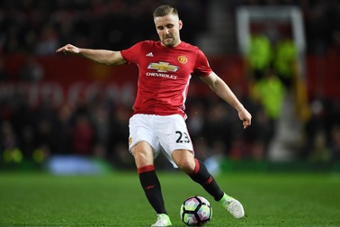 Mourinho chê bai Luke Shaw thi đấu “thiếu đầu óc”