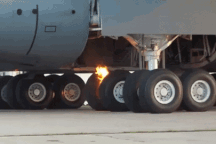 Video càng đáp “ngựa thồ” trên không của Mỹ bốc cháy khi hạ cánh