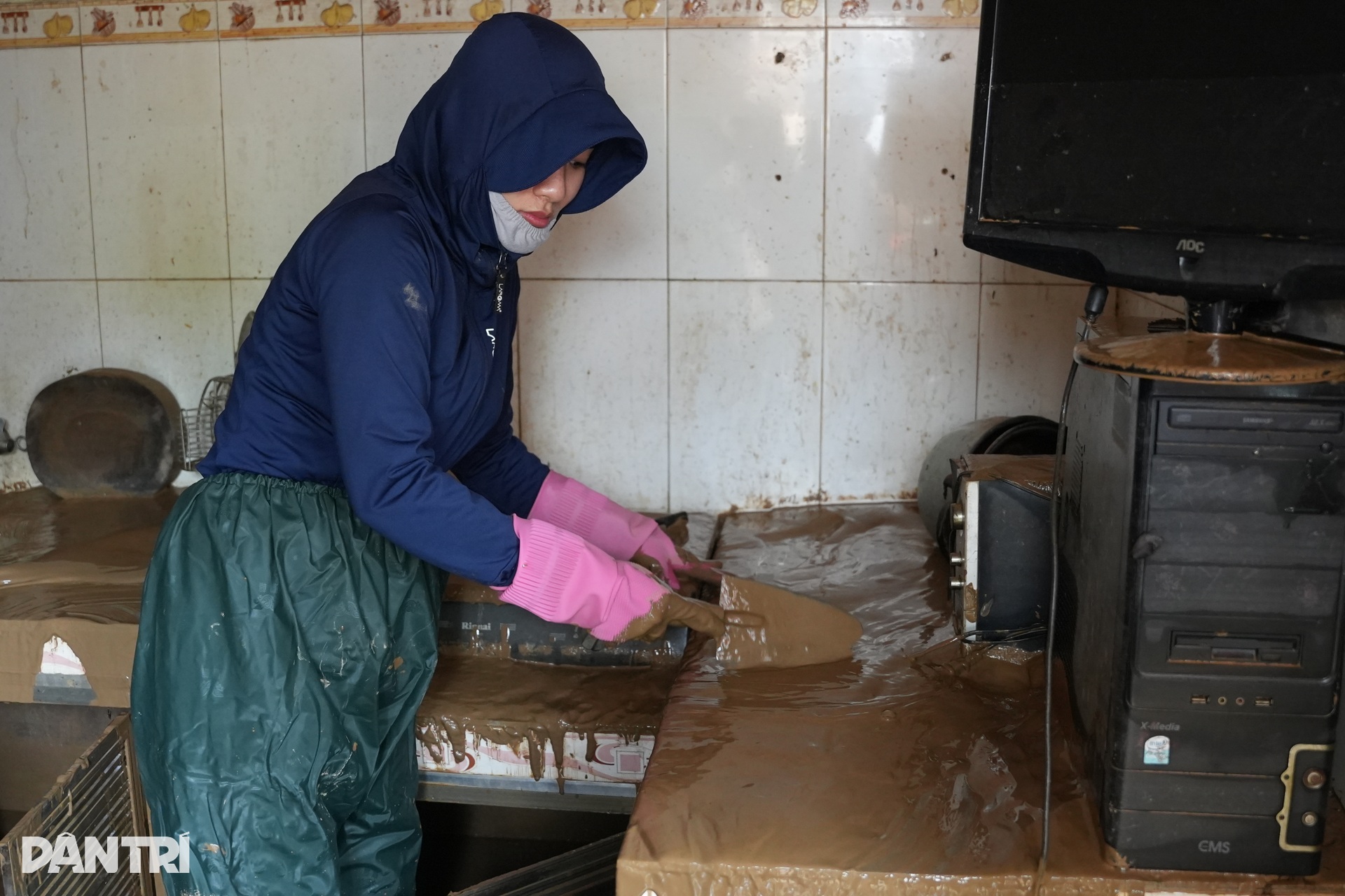 Bùn cao hơn cả mét, người dân vùng lũ Nghệ An hối hả dọn dẹp sau lũ - 9 Bùn cao hơn cả mét, người dân vùng lũ Nghệ An hối hả dọn dẹp sau lũ - 9