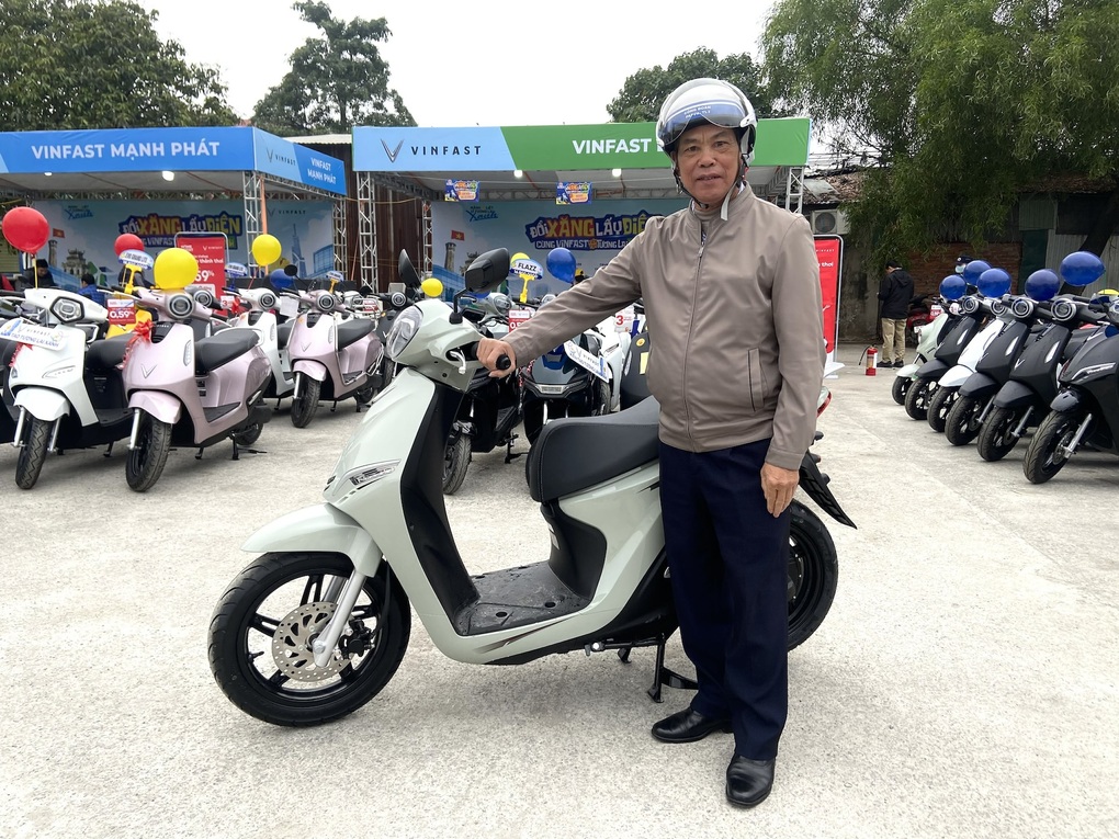 Chuỗi sự kiện “Đổi xăng lấy điện”: Nhiều người chọn xe máy điện VinFast - 3 Chuỗi sự kiện “Đổi xăng lấy điện”: Nhiều người chọn xe máy điện VinFast - 3