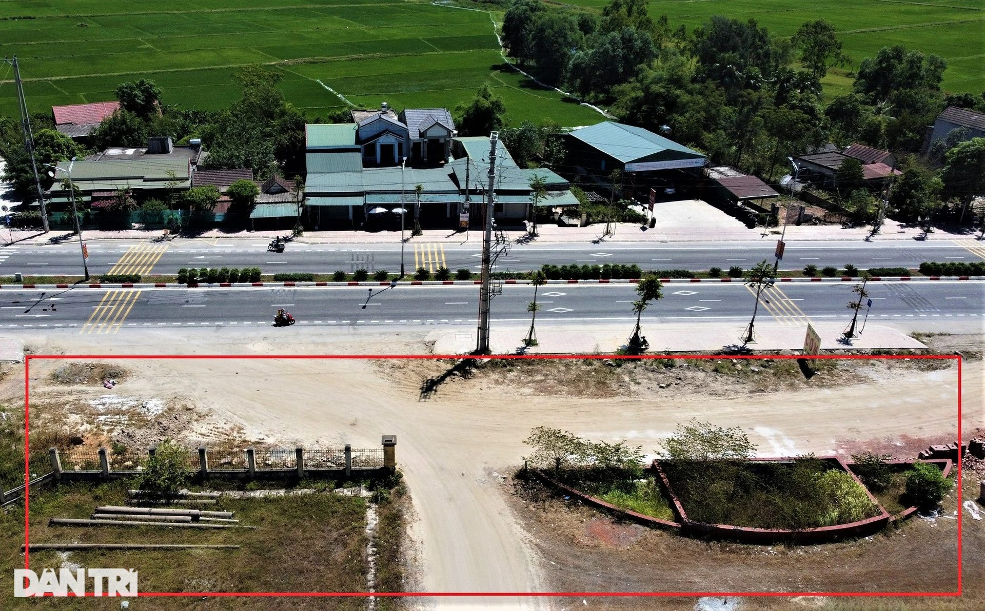 Bến xe hàng chục tỷ đồng bỏ hoang, xe tuyến phải đứng đường đón trả khách - 3 Bến xe hàng chục tỷ đồng bỏ hoang, xe tuyến phải đứng đường đón trả khách - 3