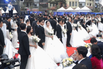 Xúc động khoảnh khắc 80 cặp đôi cùng nhau kỷ niệm lễ cưới ở Hà Nội