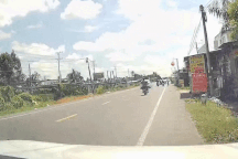 Cô gái đi xe máy lao vào ô tô đỗ bên đường