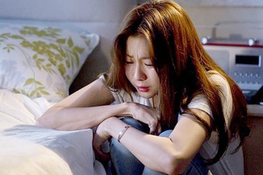 Chết lặng phát hiện bạn thân cùng nhà tìm mọi cách quyến rũ người yêu