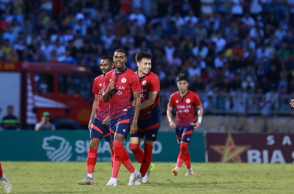 Đánh bại SL Nghệ An 5-0, CLB Công an Hà Nội đoạt Cúp Quốc gia - 2 Đánh bại SL Nghệ An 5-0, CLB Công an Hà Nội đoạt Cúp Quốc gia - 2
