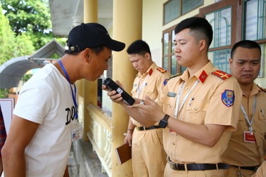Công an đo nồng độ cồn học viên trước giờ thi sát hạch bằng lái xe
