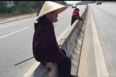 Hãi hùng cảnh 3 cụ bà trèo dải phân cách, băng ngang quốc lộ