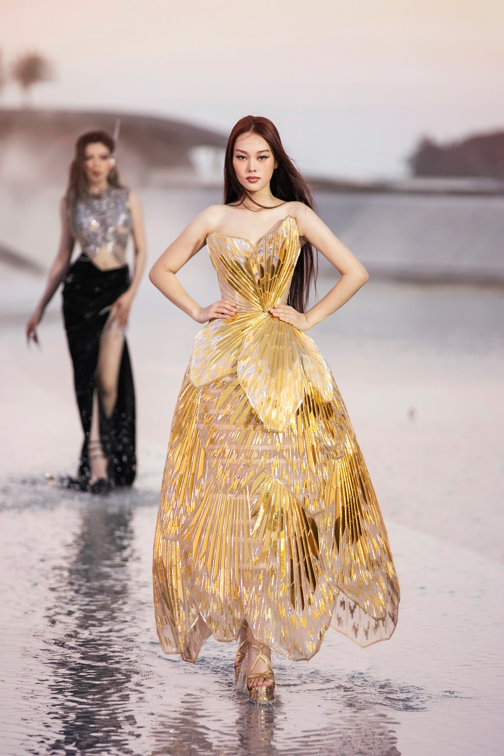 Thanh Hằng và dàn người đẹp catwalk trên mặt nước khiến khán giả phấn khích - 8