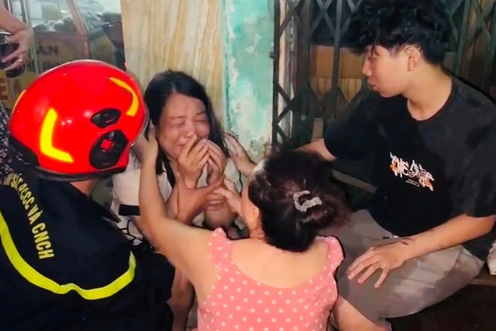 Cháy nhà lúc rạng sáng ở Hải Phòng, 5 người mắc kẹt được cứu - 1 Cháy nhà lúc rạng sáng ở Hải Phòng, 5 người mắc kẹt được cứu