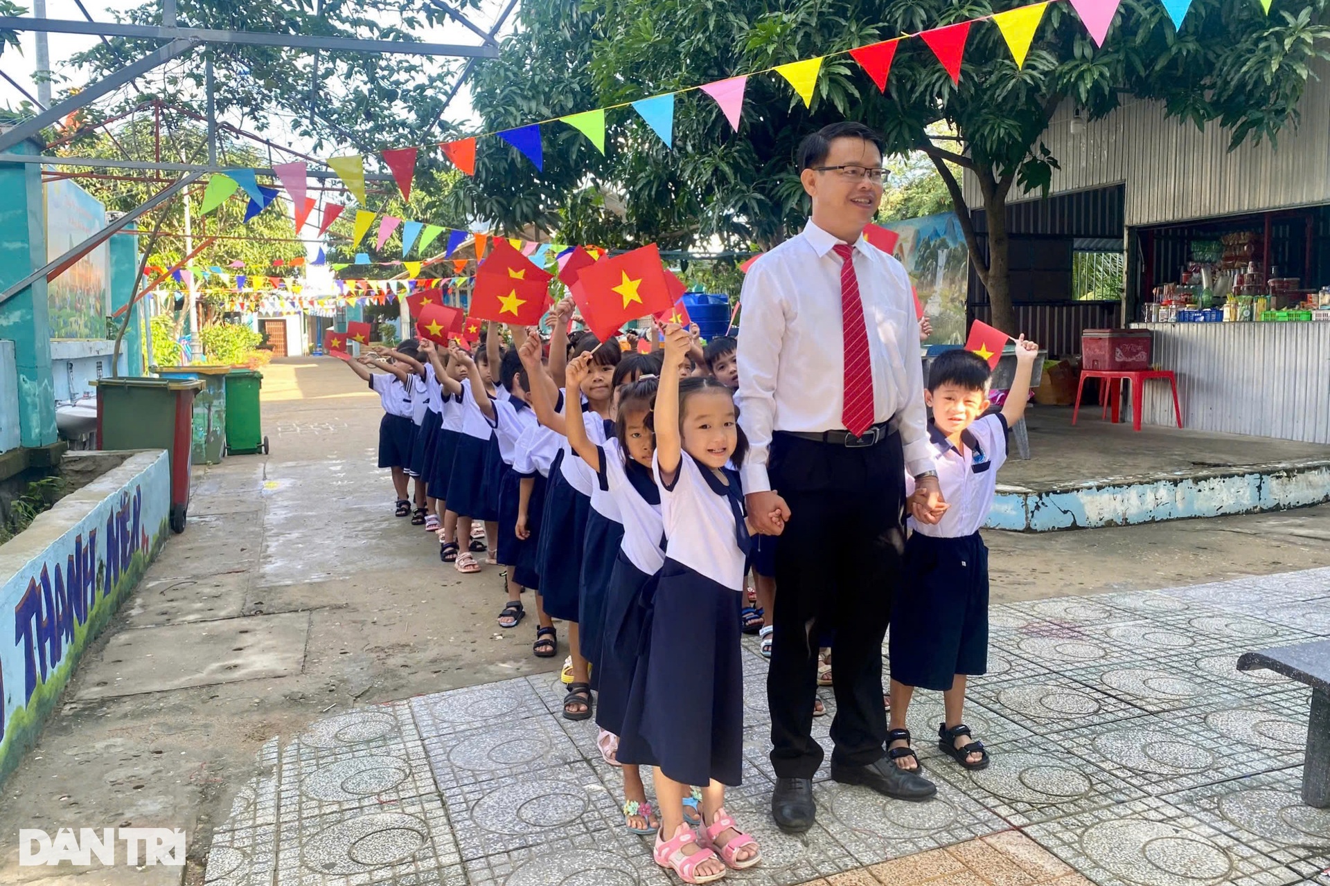 Người thầy 19 năm vượt sóng gieo chữ cho học trò ở xã đảo duy nhất TPHCM - 3 Người thầy 19 năm vượt sóng gieo chữ cho học trò ở xã đảo duy nhất TPHCM - 3