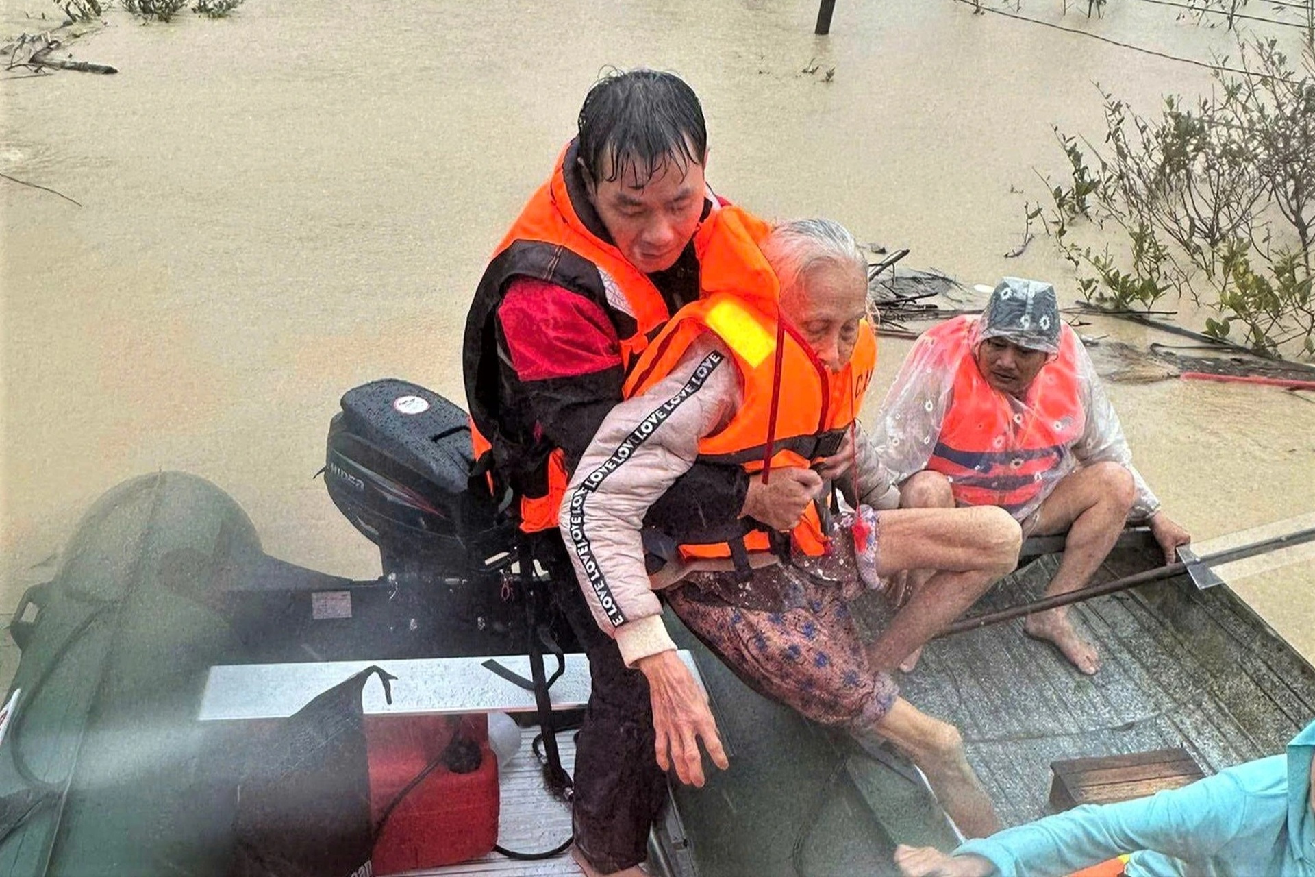 Dân chèo thuyền trên mái nhà, có người chỉ kịp ôm 2 con chó chạy lũ dữ - 6 Dân chèo thuyền trên mái nhà, có người chỉ kịp ôm 2 con chó chạy lũ dữ - 6