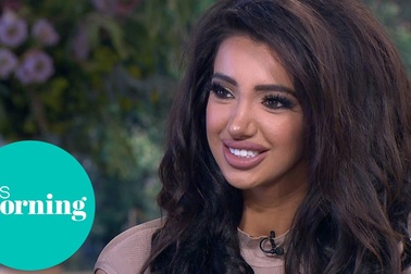 Chloe Khan trả lời phỏng vấn trên truyền hình