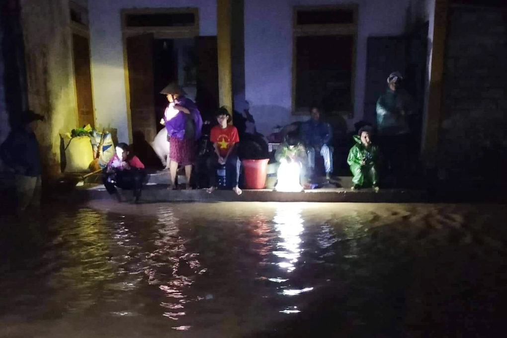 Nước dâng ngang chân rồi ngang bụng, tôi chỉ kịp ôm hai con chạy - 1 Nước dâng ngang chân rồi ngang bụng, tôi chỉ kịp ôm hai con chạy - 1