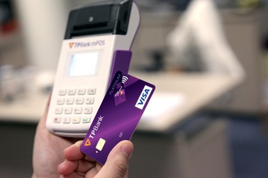 TPBank triển khai thẻ Visa payWave "chạm nhẹ là thanh toán"