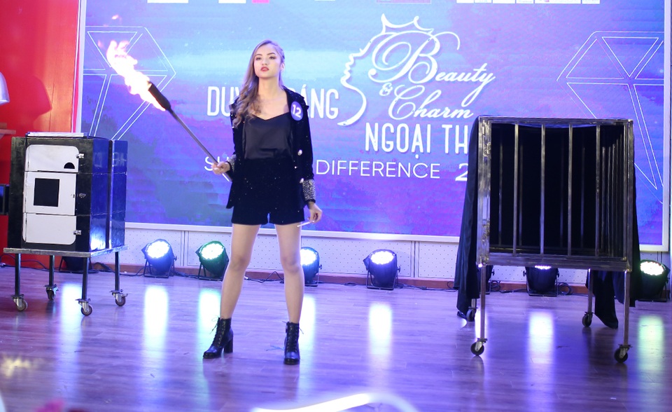 Nữ sinh Ngoại thương khoe sắc, khoe tài trong đêm thi đầy cảm xúc - 13 Nữ sinh Ngoại thương khoe sắc, khoe tài trong đêm thi đầy cảm xúc - 13