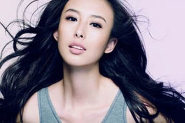 Siêu mẫu ô tô Trung Quốc vẫn vững vàng sau clip “nóng”