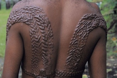 Rùng mình hủ tục "rạch người" để có làn da như cá sấu của bộ tộc trong rừng