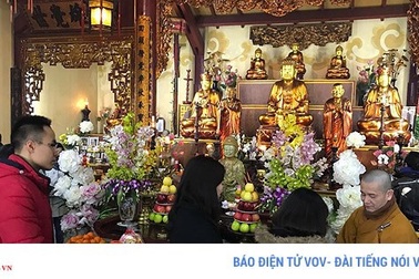 Người Việt tại Pháp đi lễ chùa đầu năm