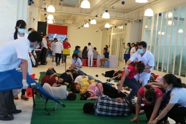 Hàng loạt công nhân, học sinh nhập viện do thức ăn nhiễm độc