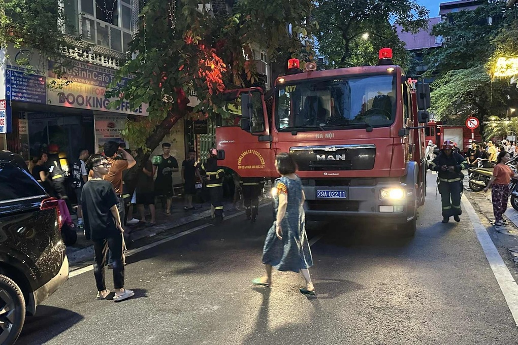 Cháy tại căn nhà trên phố cổ Hà Nội - 1 Cháy tại căn nhà trên phố cổ Hà Nội - 1