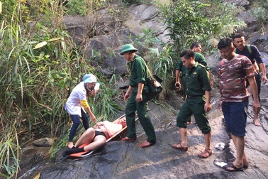 Cứu hộ du khách Anh gặp nạn khi trèo thác ở đèo Hải Vân