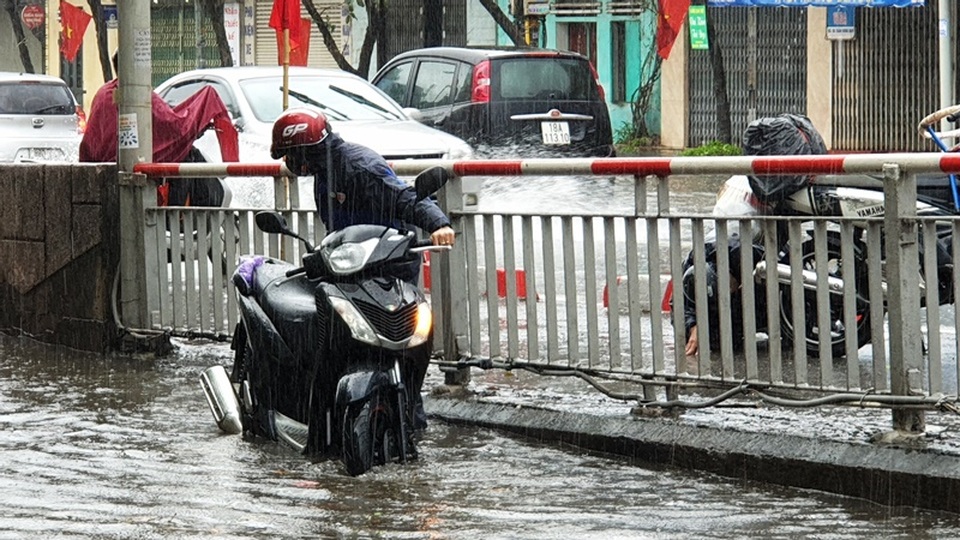 Mùng 1 Tết phố ngập như sông, nước lênh láng trong nhà - 4 Mùng 1 Tết phố ngập như sông, nước lênh láng trong nhà - 4