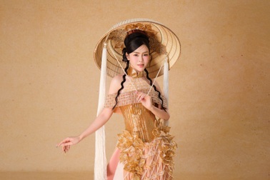 Hoa hậu Lý Kim Thảo diện áo dài lấy cảm hứng từ làng nghề mây tre đan