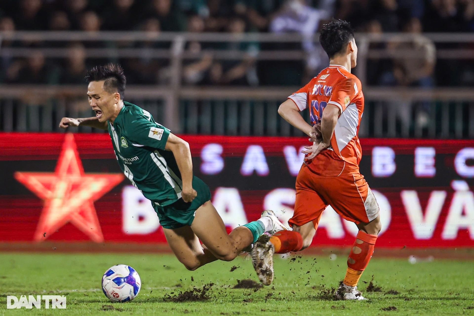 Công Phượng và đồng đội rơi lệ sau khi lỡ chuyến tàu thăng hạng - 5 Công Phượng và đồng đội rơi lệ sau khi lỡ chuyến tàu thăng hạng - 5