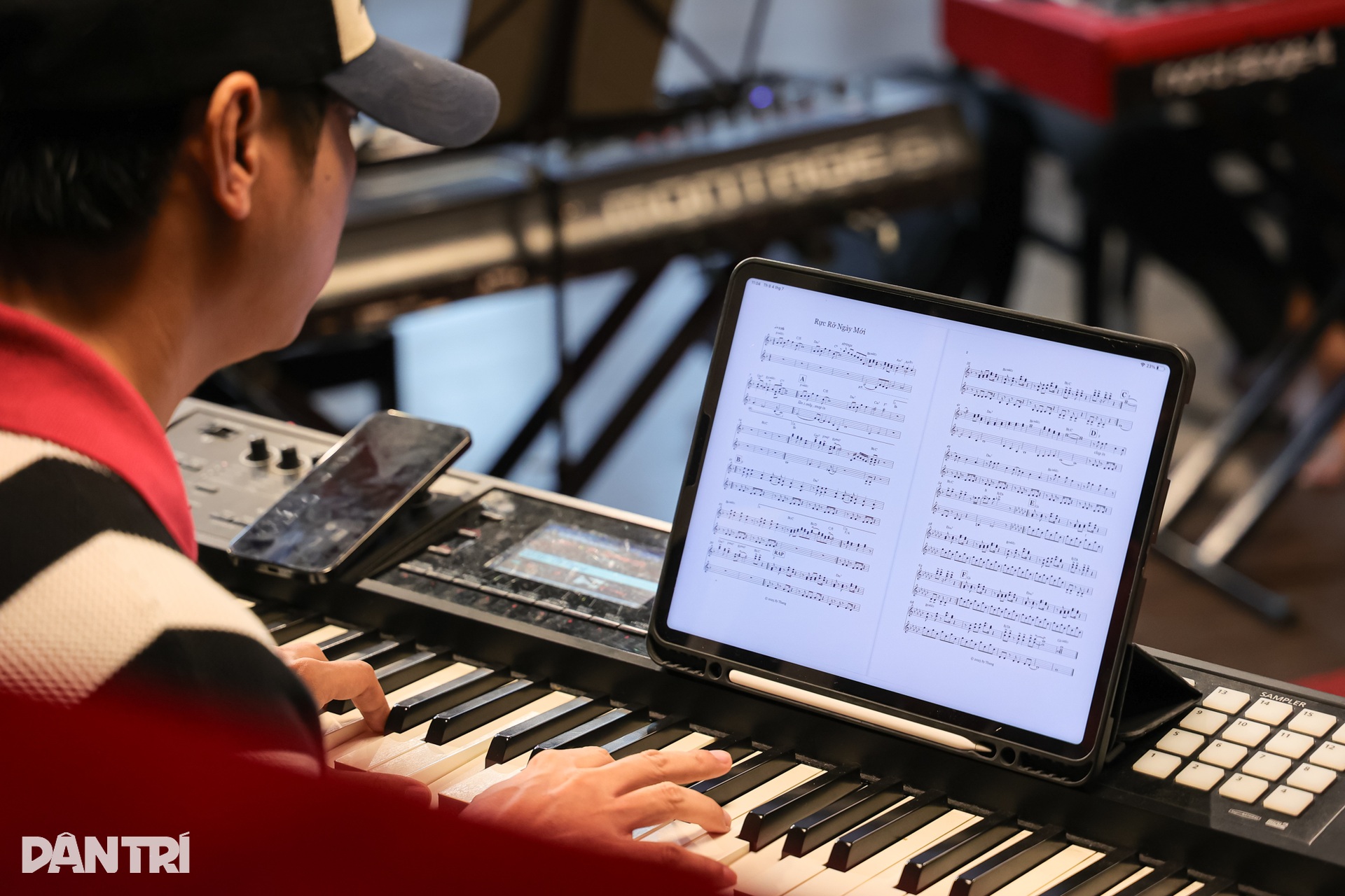 Concert Rực rỡ ngày mới: Đón chờ màn song ca Bùi Công Nam và Hương Tràm - 4 Concert Rực rỡ ngày mới: Đón chờ màn song ca Bùi Công Nam và Hương Tràm - 4