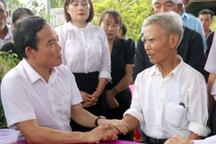 Phó Thủ tướng thăm các nạn nhân vụ tấn công bằng súng ở Đắk Lắk