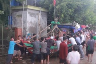 Cả làng ra biển "giải cứu" thuyền bị sóng đánh chìm