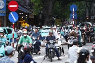 Hình ảnh xe máy đi ngược chiều tràn lan trên đường phố Hà Nội