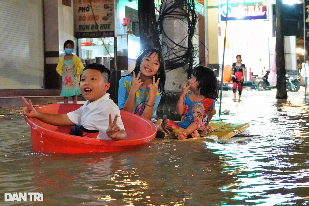 Người dân Tây Đô chèo thuyền, bơi thau khi đỉnh triều cường lên - 7 Người dân Tây Đô chèo thuyền, bơi thau khi đỉnh triều cường lên - 7