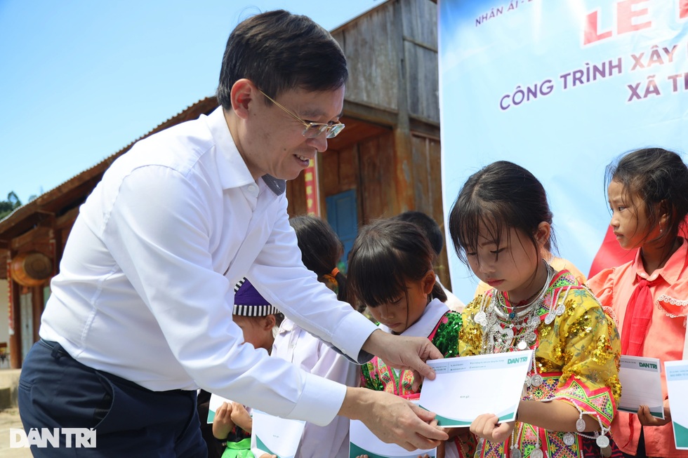 Khánh thành 2 phòng học Dân trí ở điểm trường được mệnh danh nhiều không - 9 Khánh thành 2 phòng học Dân trí ở điểm trường được mệnh danh nhiều không - 9