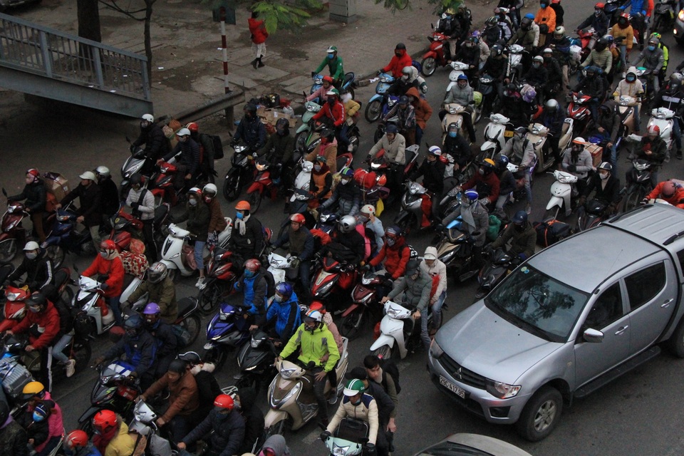 Người dân lỉnh kỉnh đồ đạc trở về thủ đô sau kỳ nghỉ Tết - 5