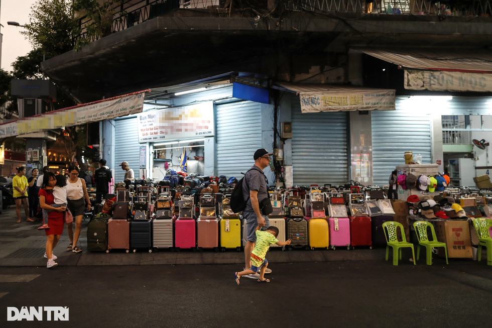 Người bán rong ở TPHCM không nằm trong diện được đóng phí sử dụng vỉa hè? - 5 Người bán rong ở TPHCM không nằm trong diện được đóng phí sử dụng vỉa hè? - 5