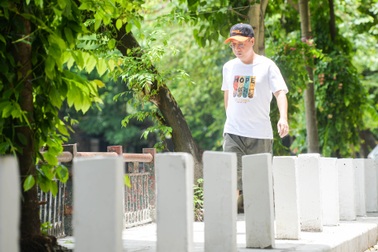 Hà Nội: Cọc bê tông mọc quanh hồ Văn Chương để ngăn lấn chiếm vỉa hè