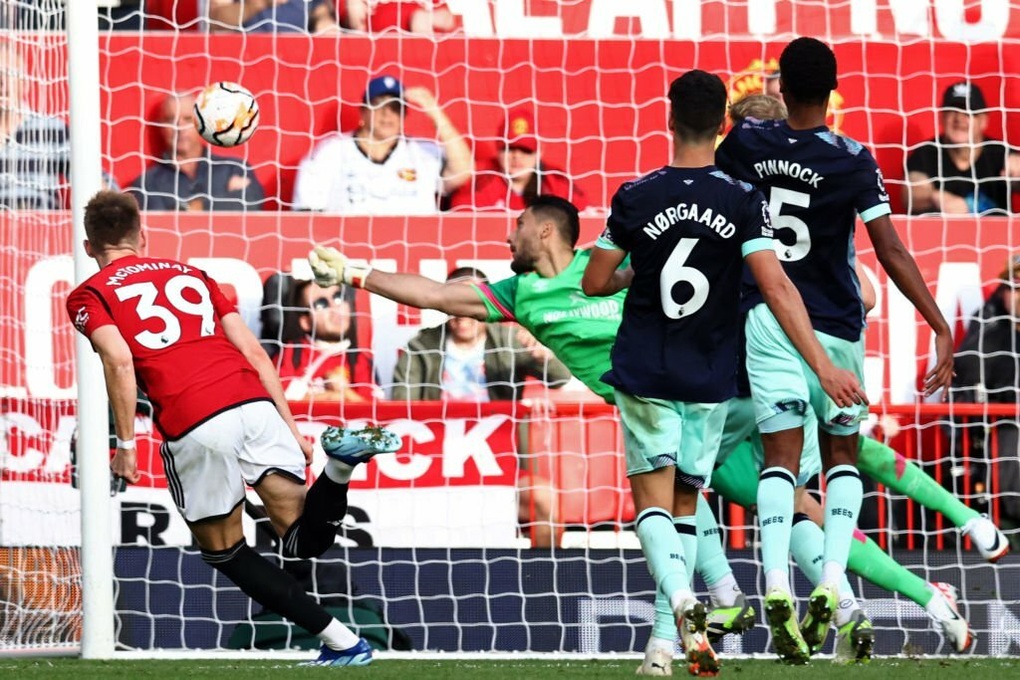 Man Utd thắng ngược Brentford nhờ cú đúp ở phút bù giờ - 4 Man Utd thắng ngược Brentford nhờ cú đúp ở phút bù giờ - 4