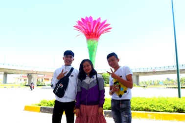 Giới trẻ thích thú check-in cầu vượt biểu tượng hoa xương rồng