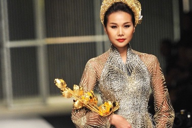 Thanh Hằng diện nguyên cây vàng, diễn xuất thần tại VIFW