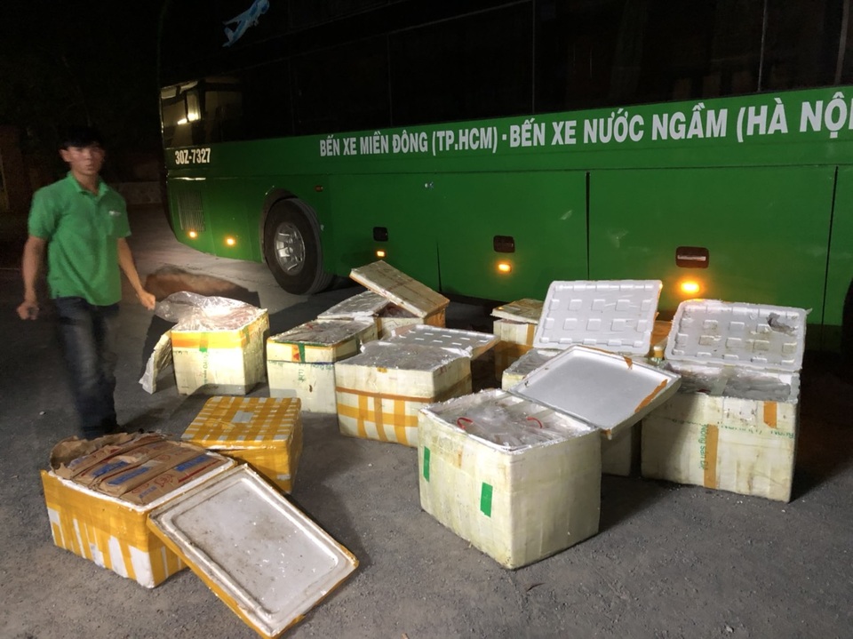 Bắt xe khách chở gần 1 tấn nội tạng động vật thối chuẩn bị lên bàn nhậu - 1 Bắt xe khách chở gần 1 tấn nội tạng động vật thối chuẩn bị lên bàn nhậu - 1