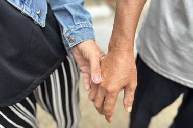 Người đàn ông ngủ dậy bỗng... tâm thần, vợ 23 năm đi khắp nơi để cứu chồng