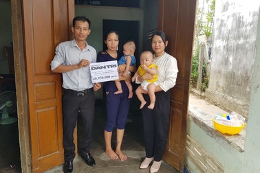 Bạn đọc báo Dân trí giúp đỡ 2 bé trai sinh đôi bị đủ thứ bệnh hơn 40 triệu đồng