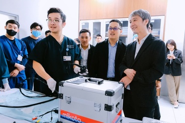 Fujifilm tặng Bệnh viện Đại học Y Hà Nội mô hình mô phỏng thực hành nội soi Mikoto