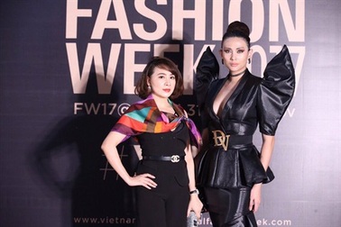 Võ Hoàng Yến diện đầm đen quyền lực của NTK Tuyết Lê