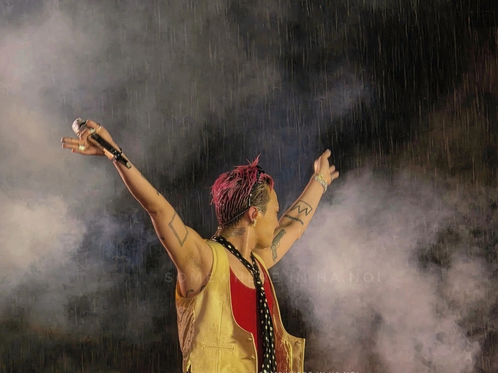 G-Dragon đội mưa hát 5 bài, BTC không chào từ biệt khiến fan Việt hụt hẫng - 3 G-Dragon đội mưa hát 5 bài, BTC không chào từ biệt khiến fan Việt hụt hẫng - 3