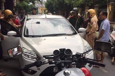 "Kiều nữ" Hải Dương lái xe ngược chiều gây náo loạn trên phố