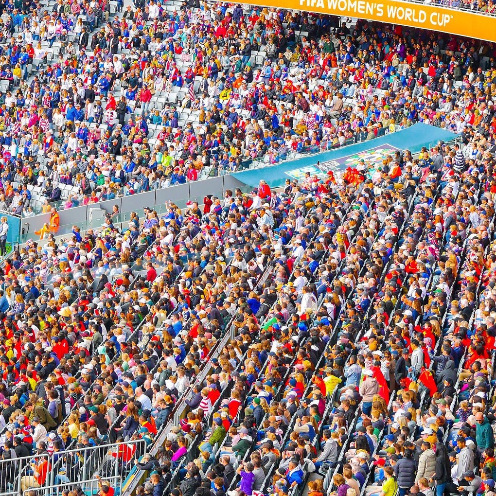Khoảnh khắc xúc động mặc áo dài, cầm cờ tổ quốc cổ vũ Việt Nam dự World Cup - 3 Khoảnh khắc xúc động mặc áo dài, cầm cờ tổ quốc cổ vũ Việt Nam dự World Cup - 3